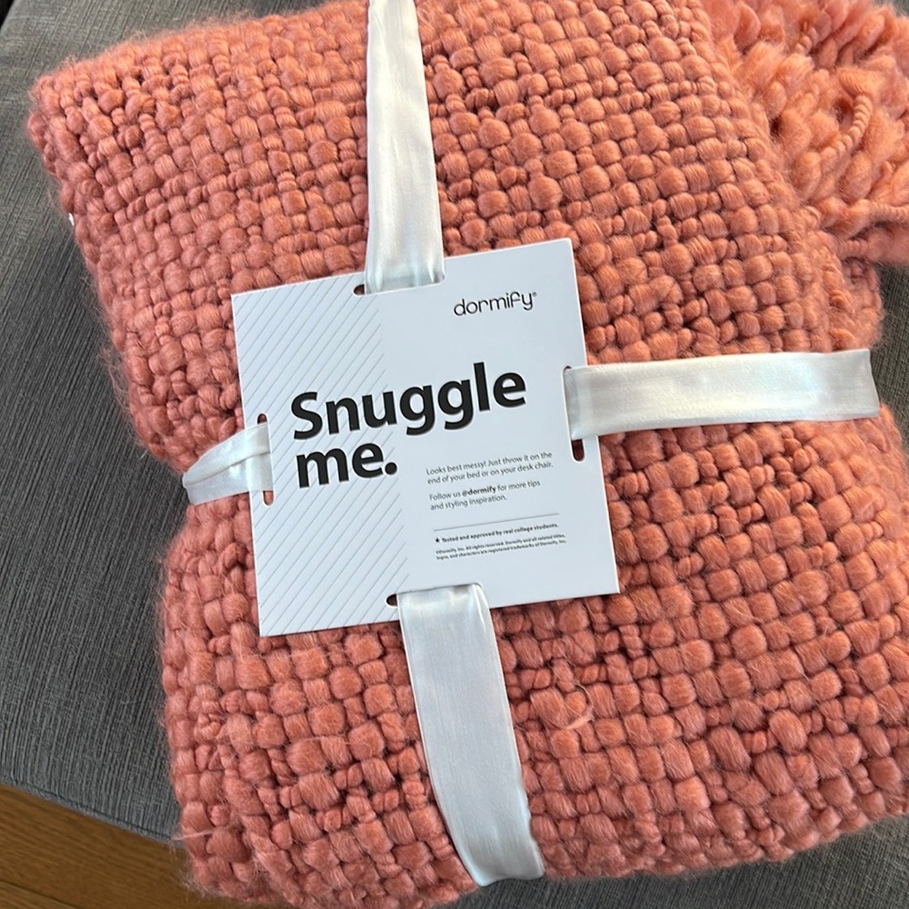 New Dormify blush throw blanket